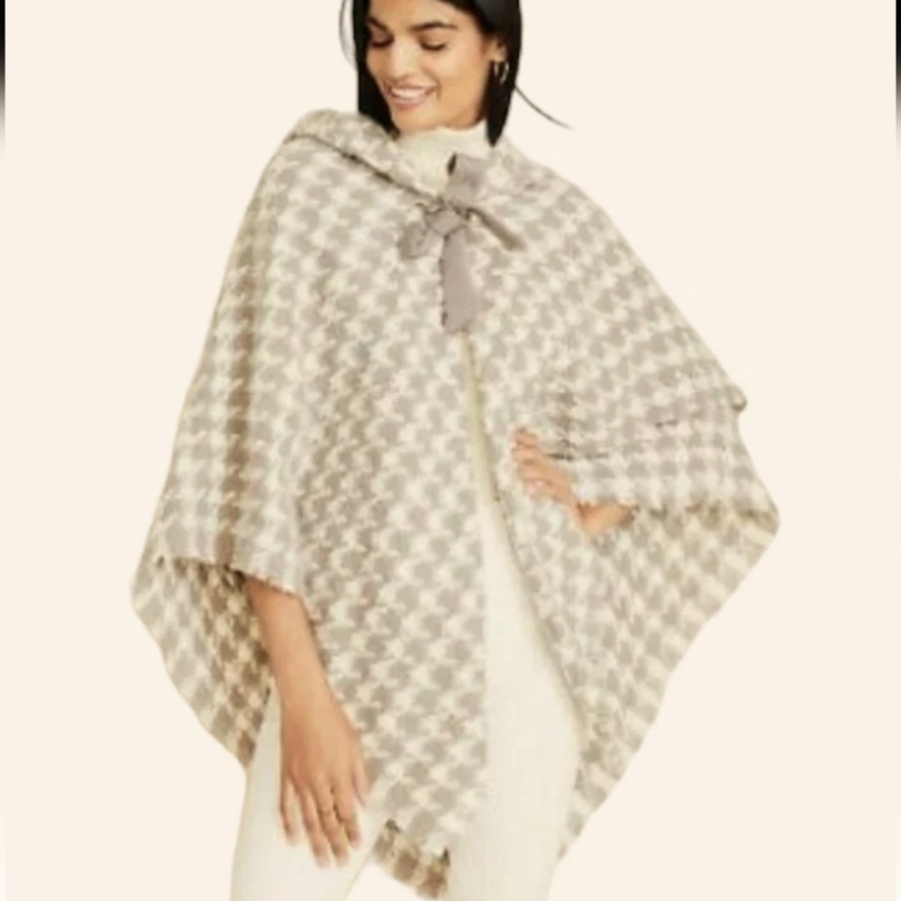 Ann Taylor Gray and White Houndstooth Poncho